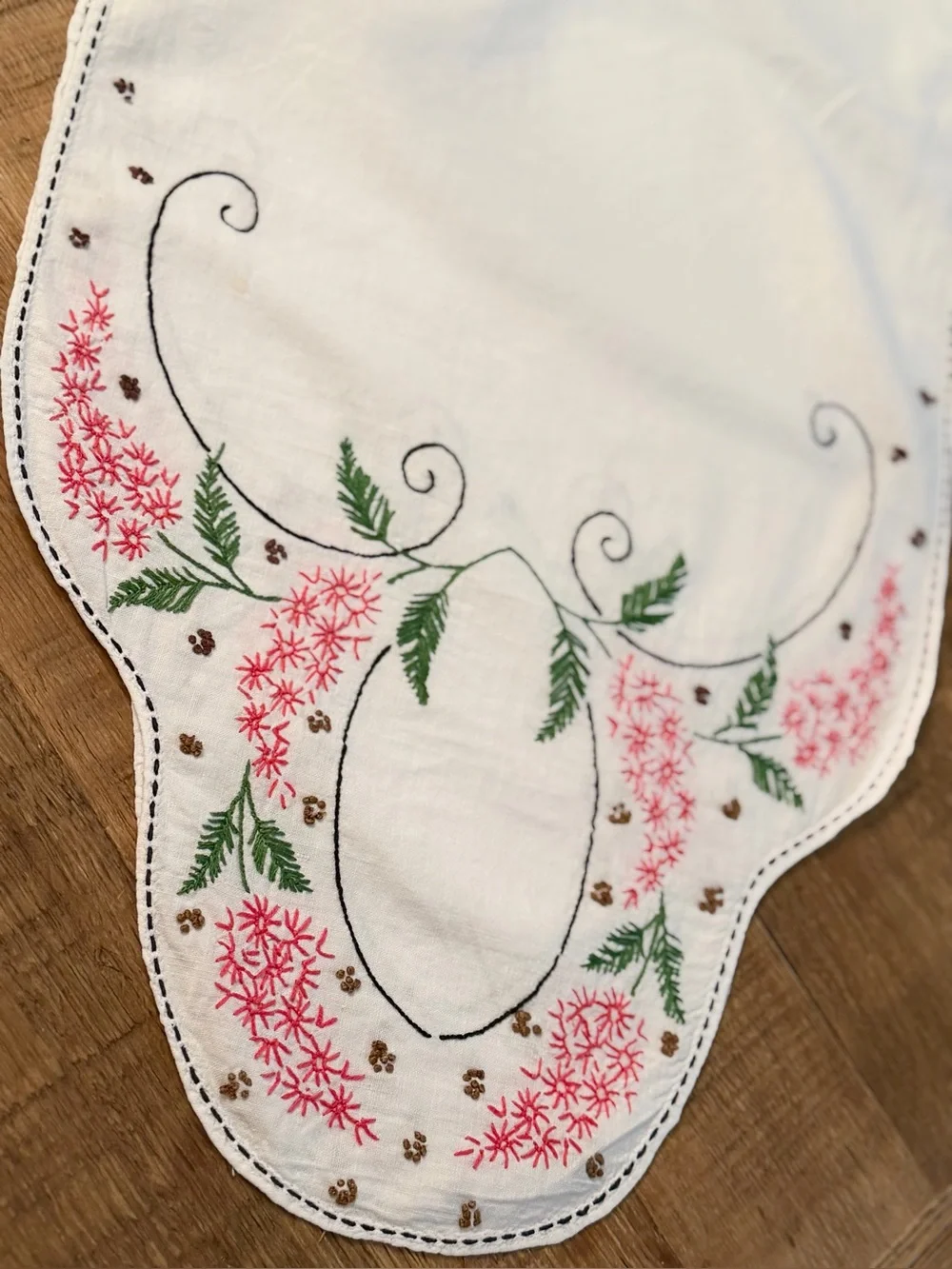 Vintage 50’s Embroidered Floral Table Runner. Red | Green. Rustic | Foliage